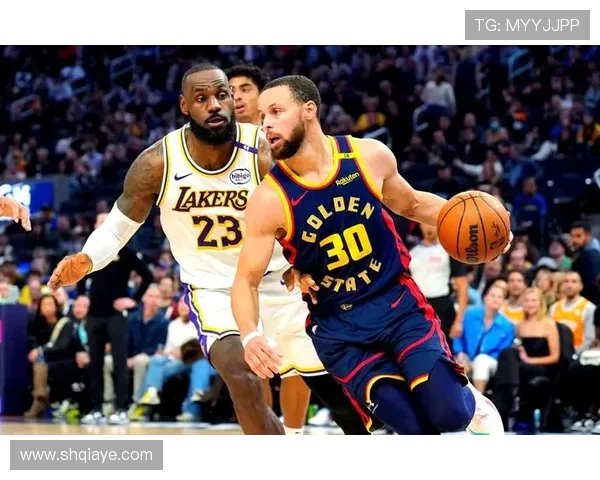 勇士与火箭激战正酣NBA季后赛精彩对决引发球迷热议